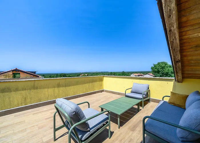 Premium Seven With Pool In Πόρετς