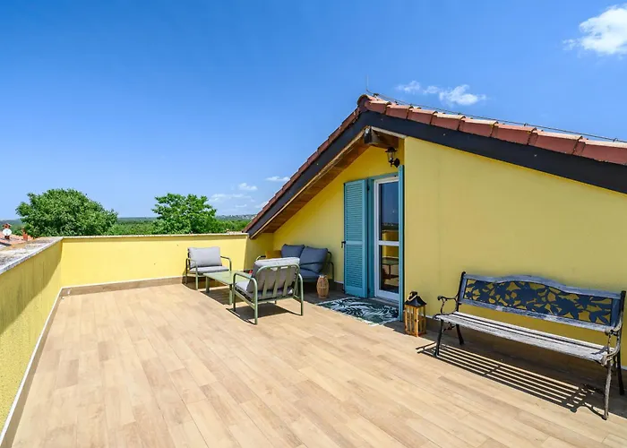 Premium Seven With Pool In Πόρετς